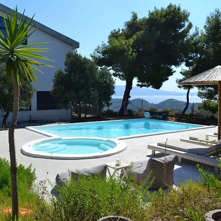 Entechnos Living Lägenhetshotell 4*