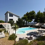 Apart-hotel Entechnos Living 4*